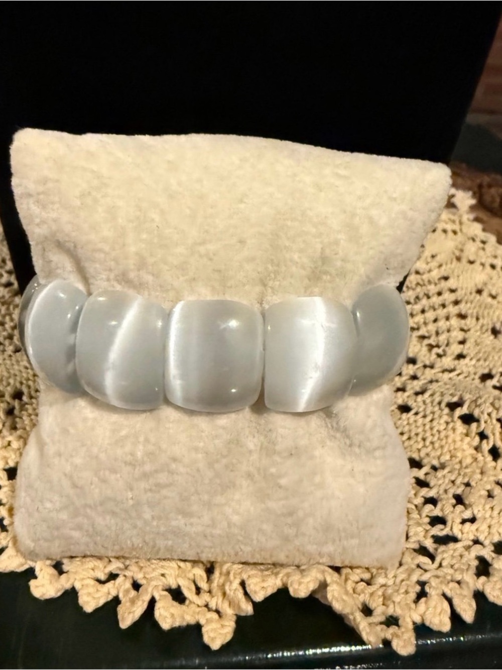 Elegant Pearl-Lustre White Stretch Bracelet